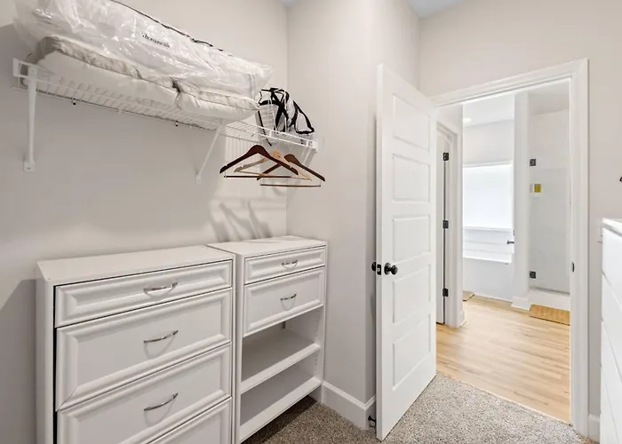 Casa de férias Spacious 4br Near Midtown & Fsu