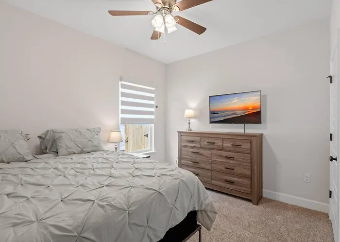 Casa de férias Spacious 4br Near Midtown & Fsu