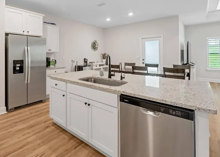 Casa de férias Spacious 4br Near Midtown & Fsu